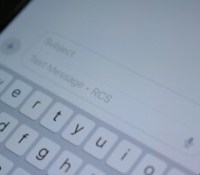 Le RCS est le nouveau standard qui doit remplace les SMS et les MMS // Source : Samuel Angor / Unsplash