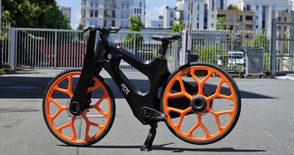 Plus de matériaux recyclés, et une version électrique, ce vélo en plastrique a-t-il de l'avenir ? // Source : M. Lauraux pour Frandroid Plus de matériaux recyclés, et une version électrique, ce vélo en plastrique a-t-il de l'avenir ? // Source : M. Lauraux pour Frandroid