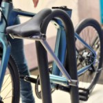 Ce vélo s’auto-attache en quelques secondes avec son cadre et sa tige de selle : on a testé son système, et on a adoré Ce vélo s’auto-attache en quelques secondes avec son cadre et sa tige de selle : on a testé son système, et on a adoré