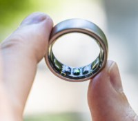 Autour des capteur optiques, le capteur d'activité électrodermale de l'Amazfit Helio Ring // Source : Chloé Pertuis - Frandroid