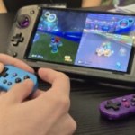 On a joué à la Nintendo Switch avec cette mini-manette plus petite qu’une CB On a joué à la Nintendo Switch avec cette mini-manette plus petite qu’une CB