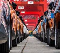 Il n&rsquo;y a jamais eu autant de voitures électriques neuves en stock : faut-il s’attendre à une baisse de prix ?