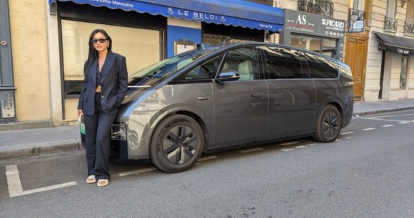 « Voyager en voiture, c’est la liberté » : on a rencontré Mali, qui a relié Shanghai à Paris en voiture électrique