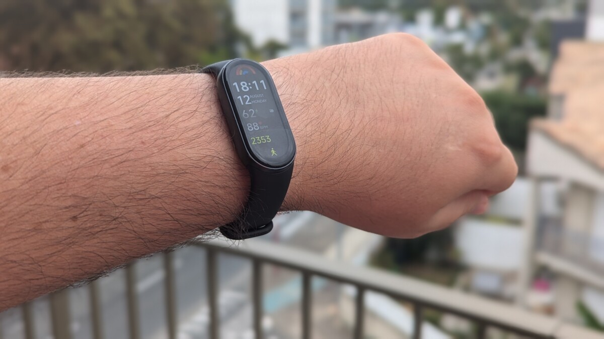 Le Xiaomi Smart Band 9 au poignet Le Xiaomi Smart Band 9 au poignet