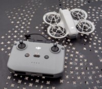 Le DJI Neo et la télécommande optionnelle RCN3