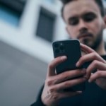 Non, les ondes de votre smartphone ne provoqueraient pas de cancer du cerveau selon l’OMS Non, les ondes de votre smartphone ne provoqueraient pas de cancer du cerveau selon l’OMS