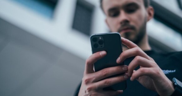 Non, les ondes de votre smartphone ne provoqueraient pas de cancer du cerveau selon l&rsquo;OMS