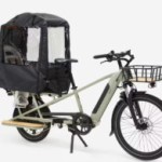 Decathlon dégaine une protection anti-pluie ultime pour son vélo électrique familial Decathlon dégaine une protection anti-pluie ultime pour son vélo électrique familial