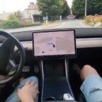 Tesla : on sait comment des italiens ont réussi à rouler avec la fonction illégale du FSD en Europe Tesla : on sait comment des italiens ont réussi à rouler avec la fonction illégale du FSD en Europe