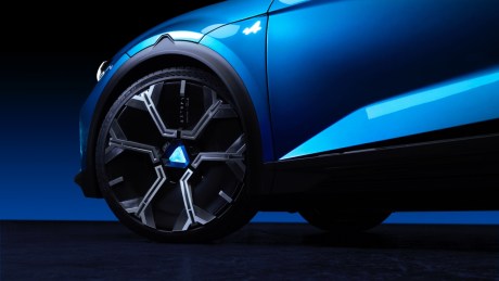 15_LOT3_CLOSEUP_EXTERIEURS_Ext_AlpineBleuSpecular__Snowflakewheels-16x9 Grande