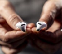 Apple AirPods 4 // Source : Chloé Pertuis / Frandroid