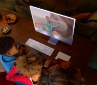 Apple-iMac-M4-lifestyle-24-inch-Retina-display