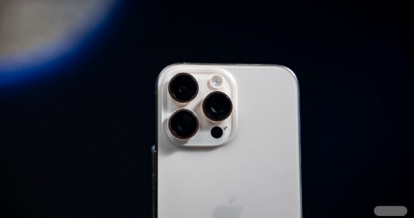 iPhone 16 Pro Max // Source : Chloé Pertuis pour Frandroid iPhone 16 Pro Max // Source : Chloé Pertuis pour Frandroid