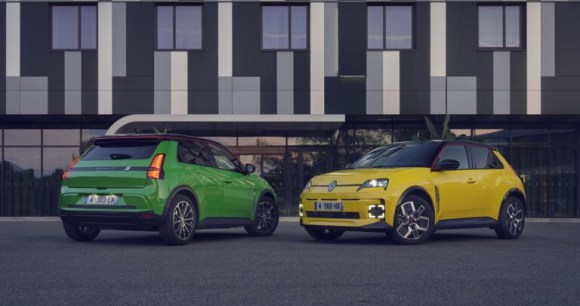 Renault 5 E-Tech verte (Techno) et jaune (Iconic Cinq) Renault 5 E-Tech verte (Techno) et jaune (Iconic Cinq)