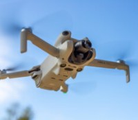 DJI Mini 4 Pro : ce petit drone grand public noté 9/10 est en forte promotion sur Amazon