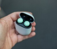 Les Google Pixel Buds Pro 2 vert amande dans leur étui