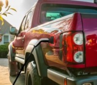 À quoi sert ce faux port de recharge pour voiture thermique ? À récolter des amendes !