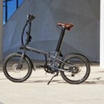 On a testé le vélo électrique Decathlon qui se déplie en 1 seconde : mission (presque) réussie On a testé le vélo électrique Decathlon qui se déplie en 1 seconde : mission (presque) réussie