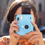 Cet appareil photo instantané, stylé et compact, est une super idée de cadeau pas cher pour Noël Cet appareil photo instantané, stylé et compact, est une super idée de cadeau pas cher pour Noël