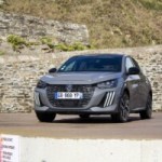 J’ai roulé 1000 km en Peugeot E-208 pour savoir si la voiture électrique la plus vendue de France méritait son titre J’ai roulé 1000 km en Peugeot E-208 pour savoir si la voiture électrique la plus vendue de France méritait son titre