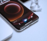 Siri vous écoute en secret ? Apple attaqué en justice en France