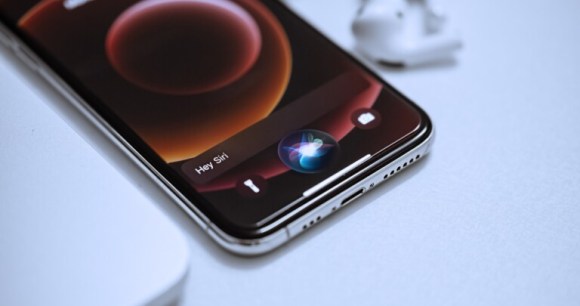 « Siri With Fable » : un développeur fait tourner Claude dans Siri grâce à des API cachées d’iOS 27