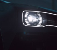 Renault nous raconte l’histoire derrière l’immense calandre lumineuse de la nouvelle R4 électrique