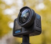 La GoPro Hero 13 Black et son objectif macro // Source : Chloé Pertuis – Frandroid La GoPro Hero 13 Black et son objectif macro // Source : Chloé Pertuis – Frandroid