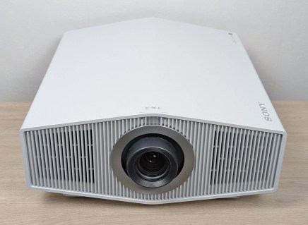 Sony Bravia Projector 8 VPL-XW6100ES // Source : Sylvain Pichot / Frandroid