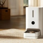 Ce pack Xiaomi avec distributeur de croquettes connecté + caméra de surveillance à -37,5 % est idéal à offrir aux parents d’animaux Ce pack Xiaomi avec distributeur de croquettes connecté + caméra de surveillance à -37,5 % est idéal à offrir aux parents d’animaux