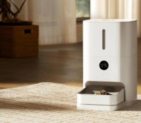 Ce pack Xiaomi avec distributeur de croquettes connecté + caméra de surveillance à -37,5 % est idéal à offrir aux parents d&rsquo;animaux