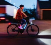 Ce vélo électrique propose un éclairage comme on en n&rsquo;a jamais vu sur un cycle