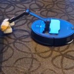 On a vu l’aspirateur robot le plus insolite de 2025 déplacer une chaussette en toute autonomie On a vu l’aspirateur robot le plus insolite de 2025 déplacer une chaussette en toute autonomie