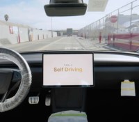 Une Tesla se déplaçant seule au sein de l'usine de Fremont.