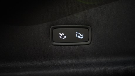 Tesla Model Y - Frandroid - BOUTON POUR BAISSER LES SIEGES