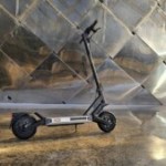 On a testé la Navee S60, la trottinette électrique « Cyberpunk » qui peut faire mal… en promotion On a testé la Navee S60, la trottinette électrique « Cyberpunk » qui peut faire mal… en promotion