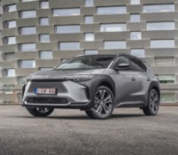 Les leçons de Toyota avec l&rsquo;échec de sa première voiture électrique : il ne faut pas négliger ces deux technologies