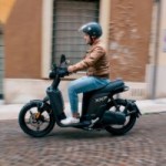 Ce petit scooter électrique, léger comme une plume et polyvalent, arrive en France Ce petit scooter électrique, léger comme une plume et polyvalent, arrive en France