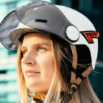 Pour rouler à vélo ou à trottinette en toute sécurité, ce casque LED avec feu arrière et clignotants intégrés à prix abordable est un sacré atout Pour rouler à vélo ou à trottinette en toute sécurité, ce casque LED avec feu arrière et clignotants intégrés à prix abordable est un sacré atout
