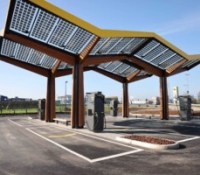 Borne de recharge sur autoroute