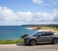 Les voitures électriques coûtent encore cher, mais l’écart avec les thermiques se réduit de jour en jour