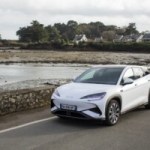 Tesla double ses ventes en France, BYD progresse de 60 %, Xpeng de 115 % et une nouvelle marque chinoise débarque en force