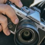 Cet appareil photo au design vintage cache bien son jeu avec des fonctions modernes et pratiques Cet appareil photo au design vintage cache bien son jeu avec des fonctions modernes et pratiques