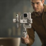DJI lance encore un nouveau stabilisateur, adapté aussi bien aux smartphones qu’aux appareils photo DJI lance encore un nouveau stabilisateur, adapté aussi bien aux smartphones qu’aux appareils photo