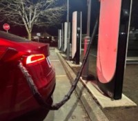 Cable Tesla Supercharger avec la nouvelle solution antivol DyeDefender // Source : Not a Tesla App