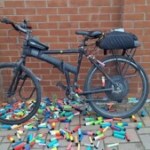 Il recycle des puffs pour fabriquer une batterie de vélo électrique, et ça marche Il recycle des puffs pour fabriquer une batterie de vélo électrique, et ça marche