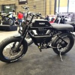 On a vu ce vélo électrique au look de moto qui dispose d’un petit rangement très astucieux et pratique On a vu ce vélo électrique au look de moto qui dispose d’un petit rangement très astucieux et pratique