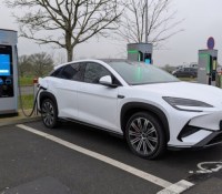 « Voiture électrique 800 volts » : pourquoi cette promesse d&rsquo;une recharge ultra-rapide est à prendre avec des pincettes