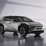 Toyota augmente l’autonomie de sa première voiture électrique tout en baissant ses prix Toyota augmente l’autonomie de sa première voiture électrique tout en baissant ses prix