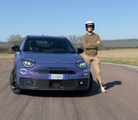 J’ai conduit sur circuit la Fiat 600 électrique version Abarth : 280 ch, un châssis affuté et beaucoup de fun